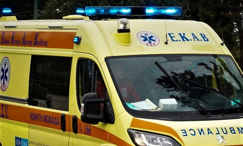 Βούτηξε τσαντάκι διασώστη μέσα από ασθενοφόρο του ΕΚΑΒ!